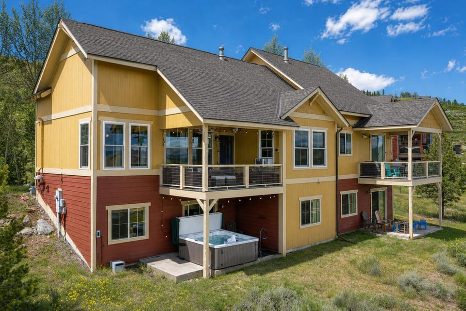 Property building, Day, Natural landscape, Hot Tub, Balcony/Terrace