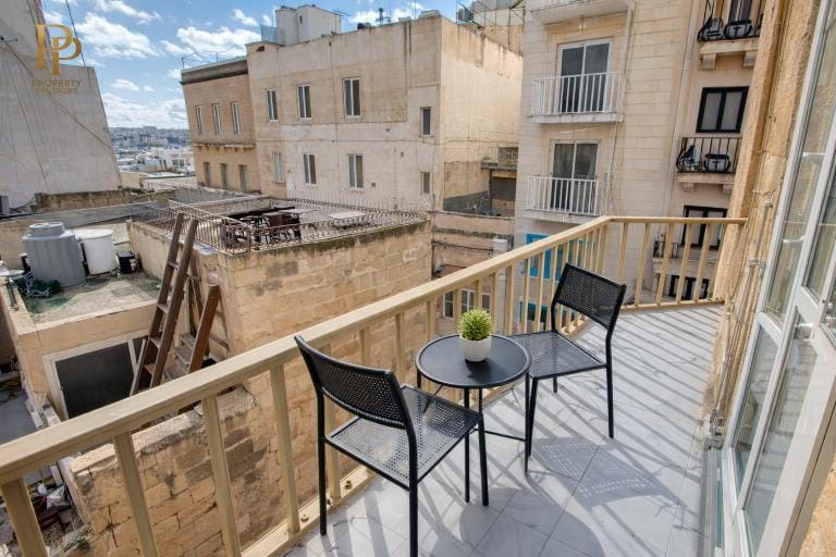 Bright & Modern 2BR - Prime Walkable Area Apartment in Sliema