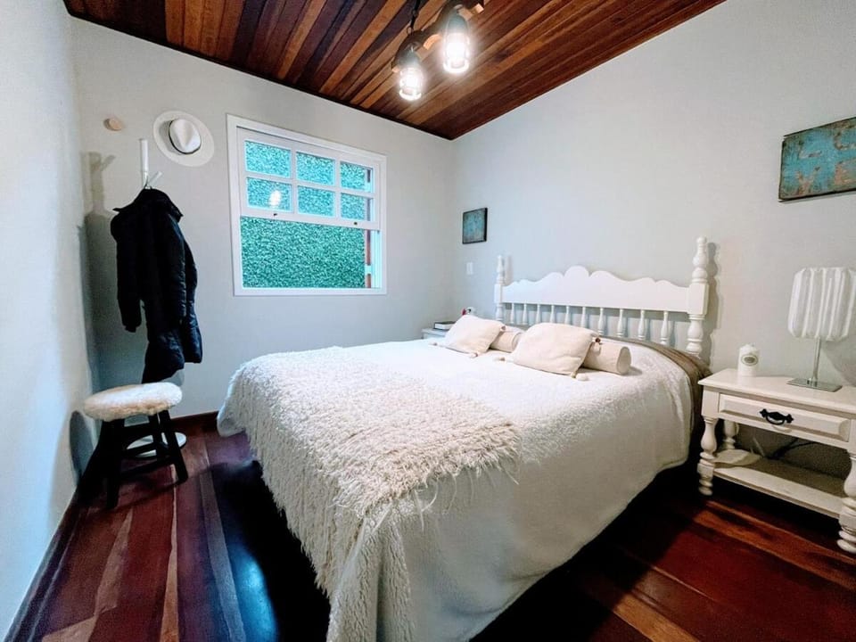 View (from property/room), Decorative detail, Bedroom, Garden view, furniture, heating