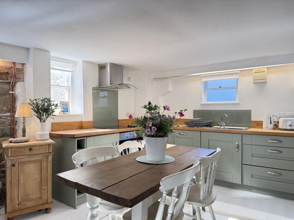 Property building, Kitchen or kitchenette, Dining area, oven, toaster