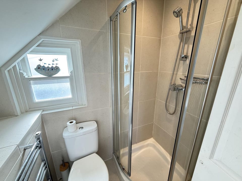 Shower, Toilet, Property building, Bathroom