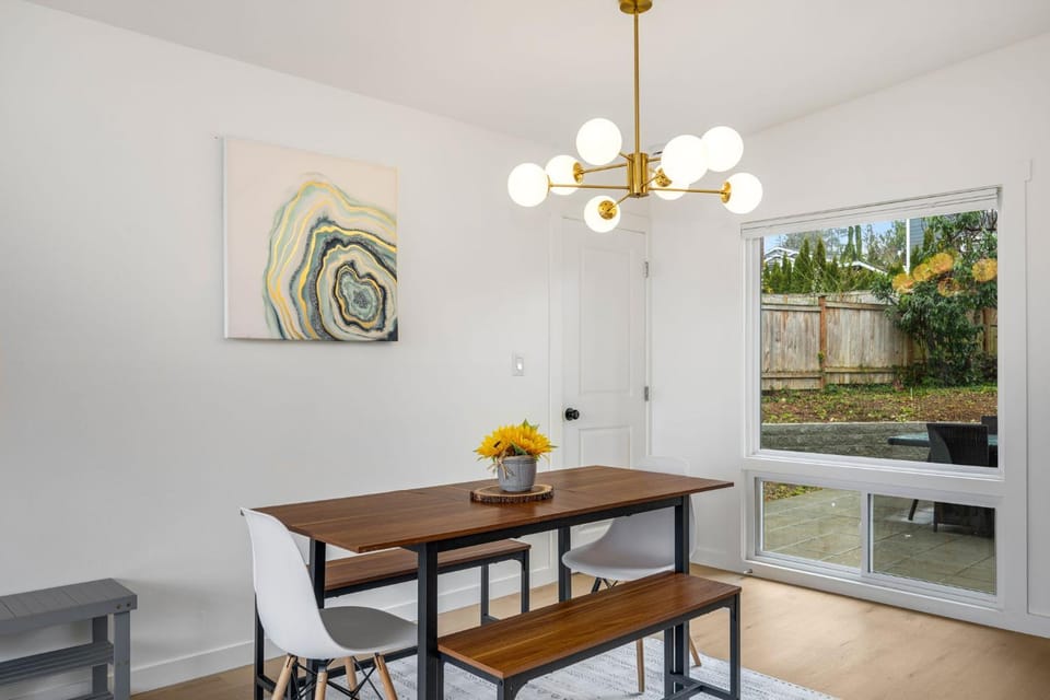 Perch - 3BR Bellevue Comfort: Parking + Pet Friendly House in Bellevue