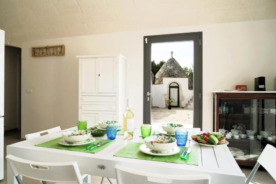 Kitchen or kitchenette, Food and drinks, Dining area, Food, Drinks