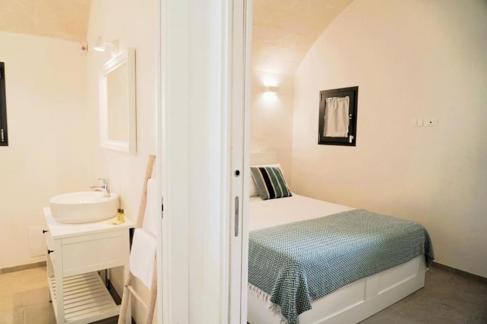 Toilet, Bed, Library, Bathroom, bidet, towels