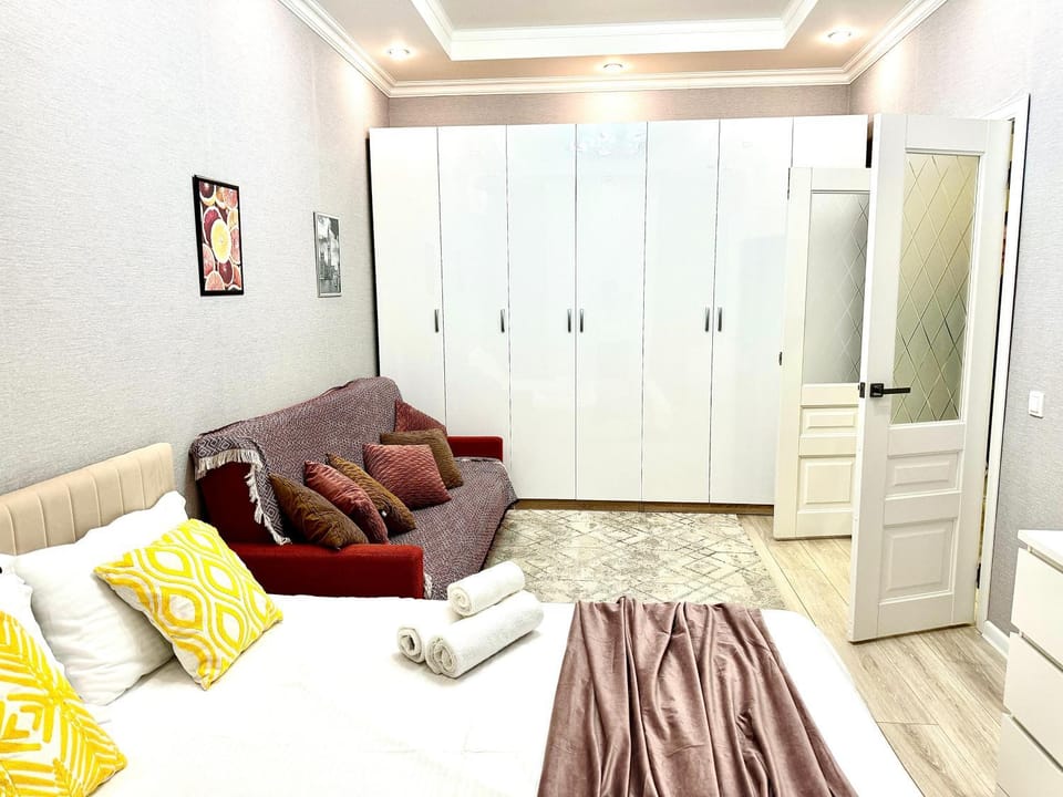 Bed, Living room, Photo of the whole room, Seating area, Bedroom, wardrobe