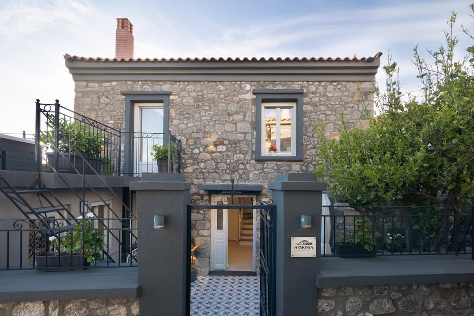 Property building, Facade/entrance, Day