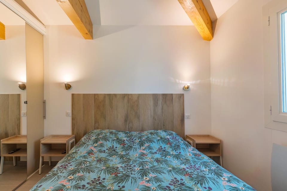 Property building, Living room, Bedroom