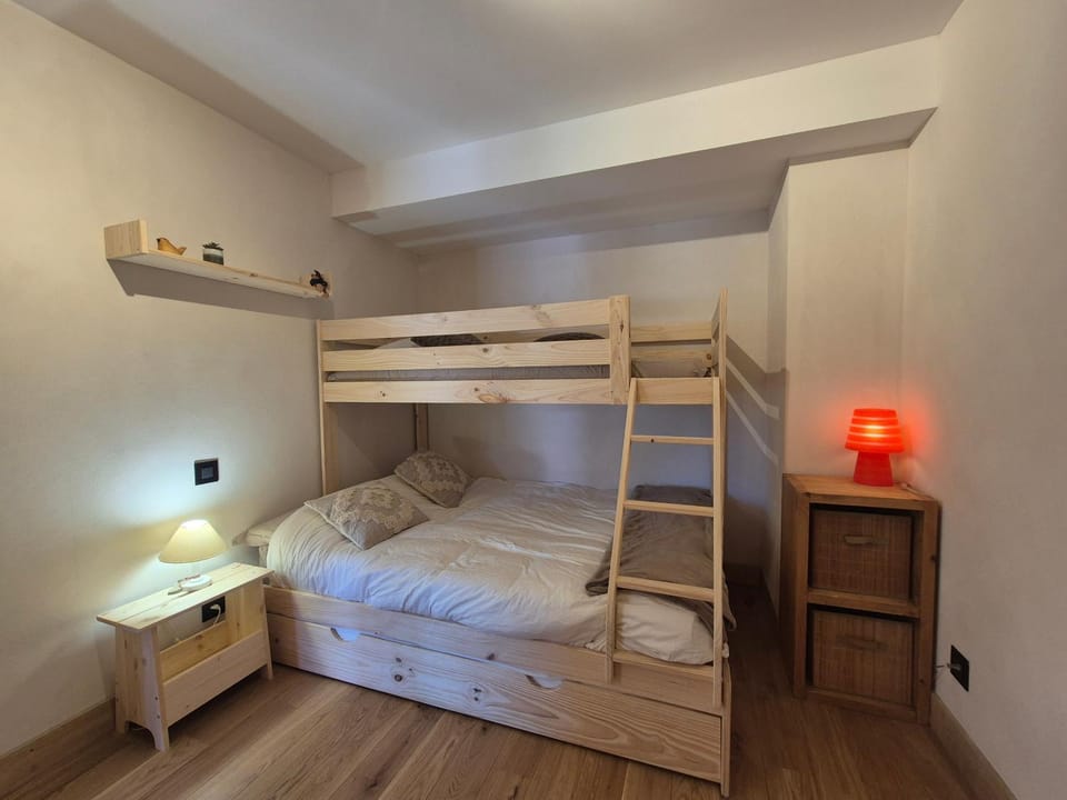 Photo of the whole room, Bedroom