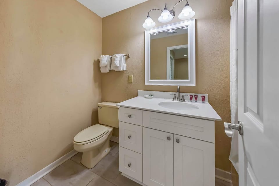 2 Bedroom Condo on Lake with Jacuzzi House in Fairfield Harbour