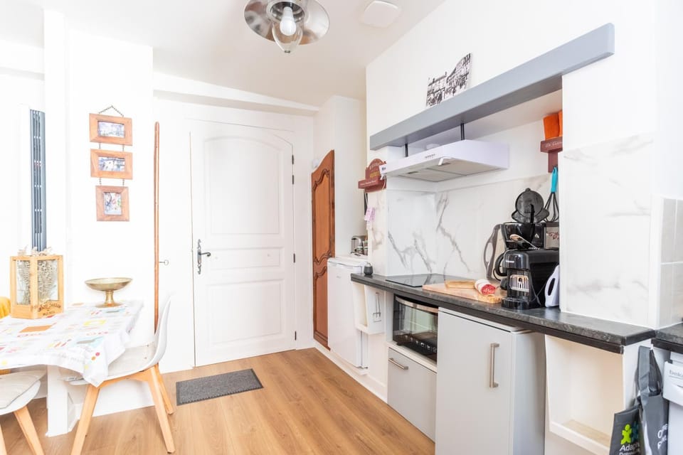 Kitchen or kitchenette, Living room