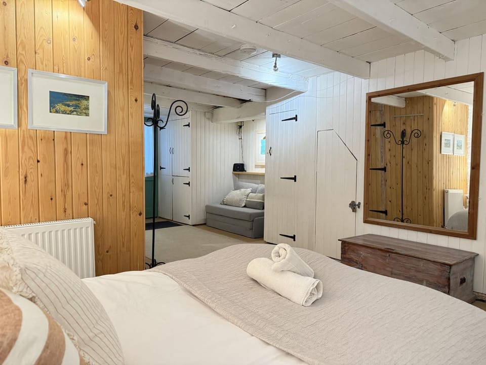 Property building, Photo of the whole room, Bedroom, towels