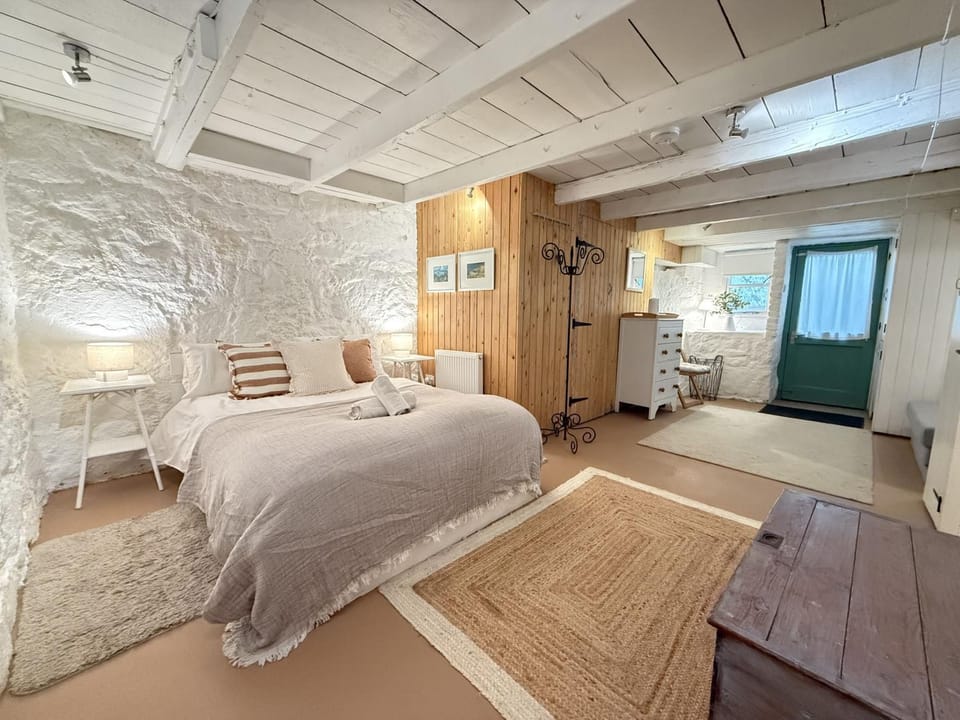 Property building, Bed, Photo of the whole room, Bedroom