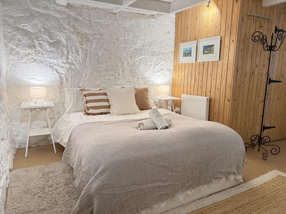 Property building, Bed, Photo of the whole room, Bedroom