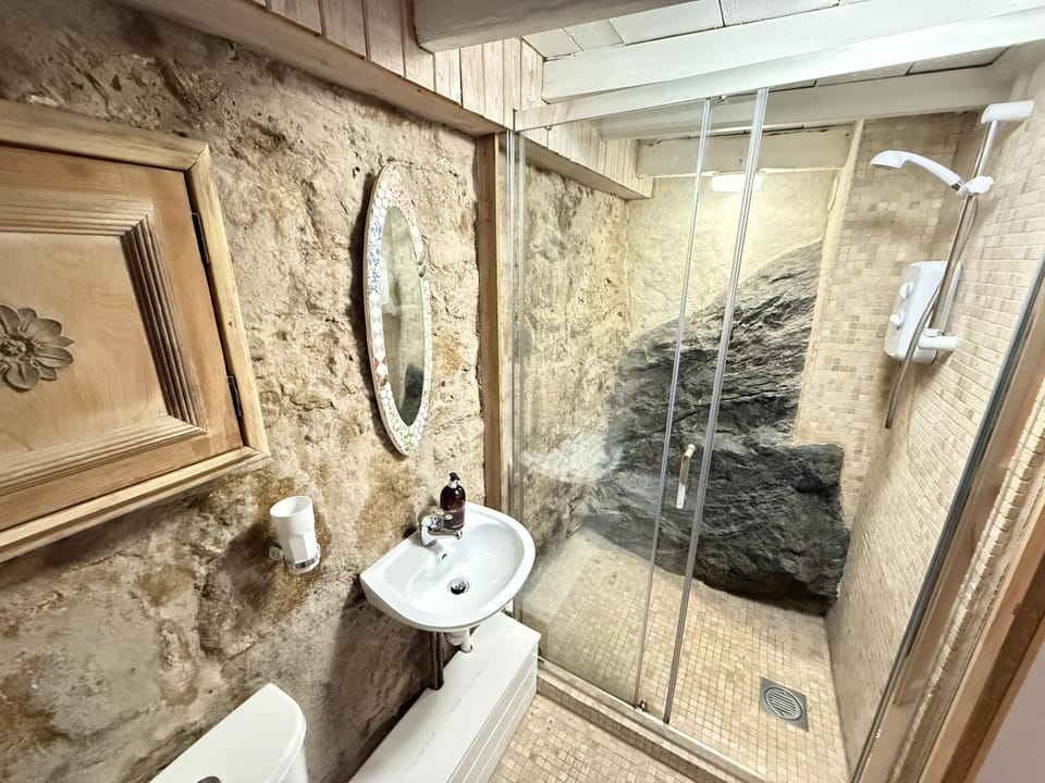 Shower, Toilet, Property building, Bathroom