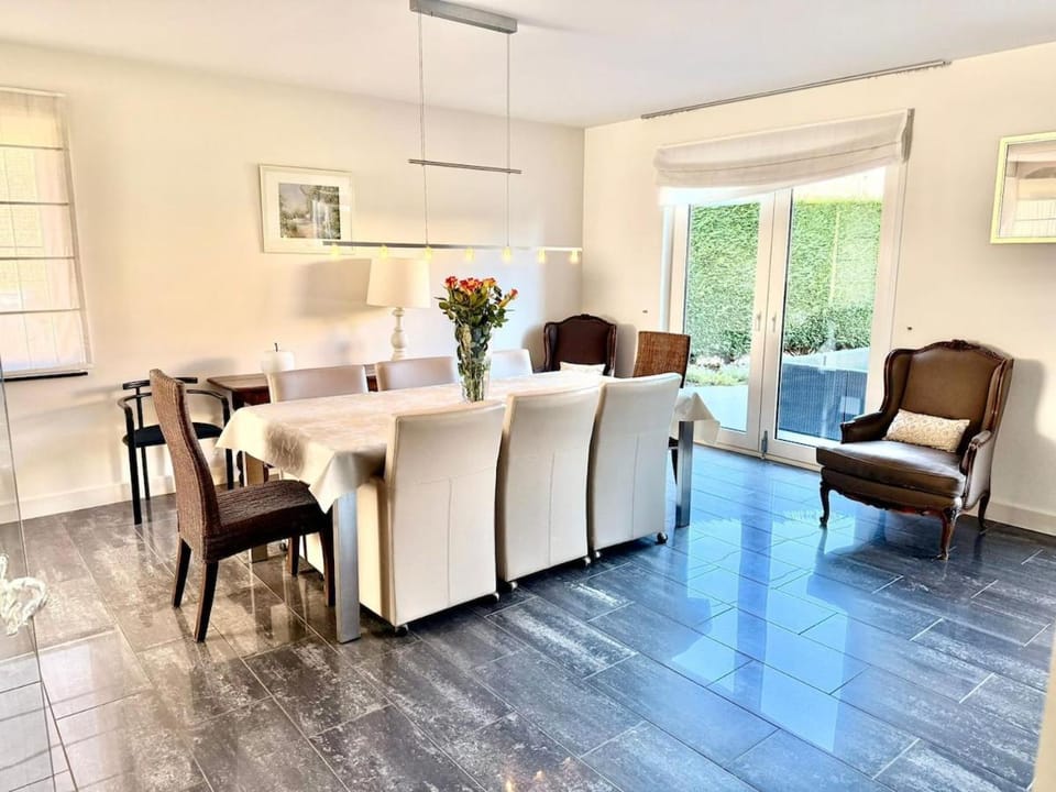 Huize Merenborch staat voor Rust, ruimte en natuur vlak bij Maastricht House in Limburg (province)