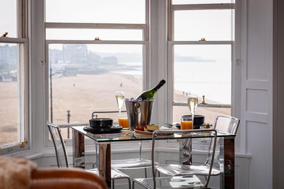 Living room, Food and drinks, Seating area, Dining area