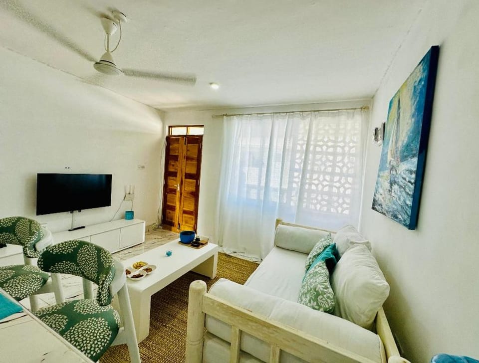 Communal lounge/ TV room, TV and multimedia, Living room, Seating area, Evening entertainment