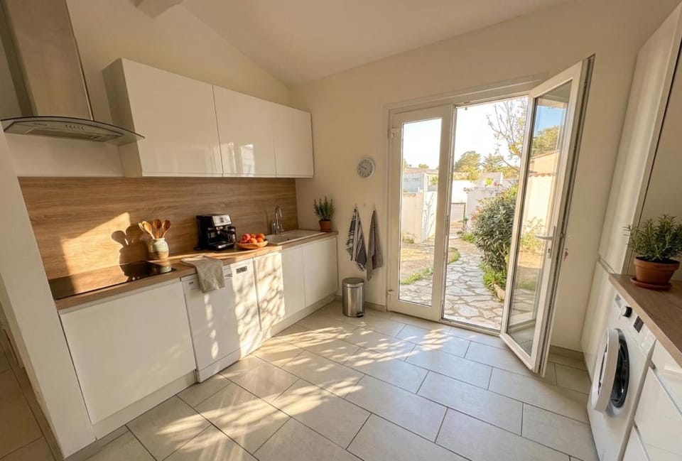 Kitchen or kitchenette, dishwasher, stove