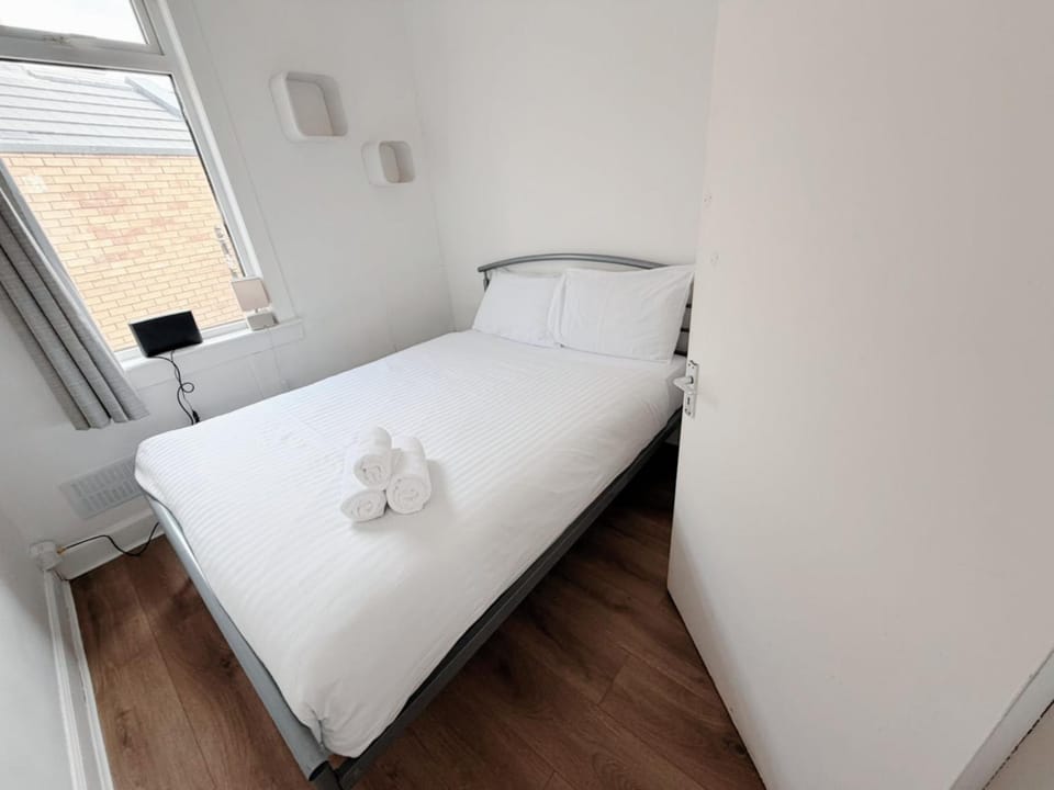 Bed, towels
