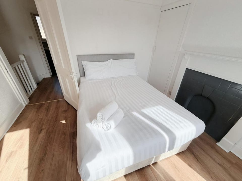 Bed, towels