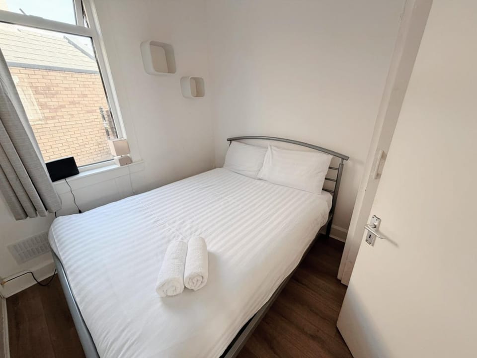 Bed, towels