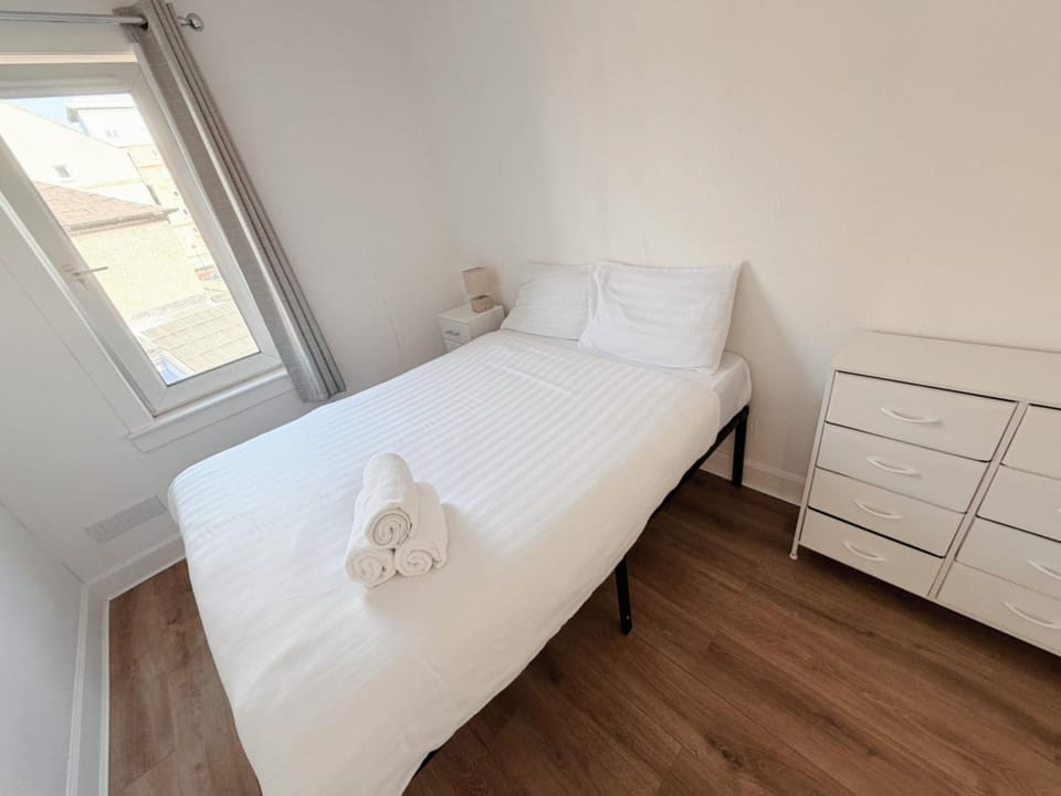 Bed, towels