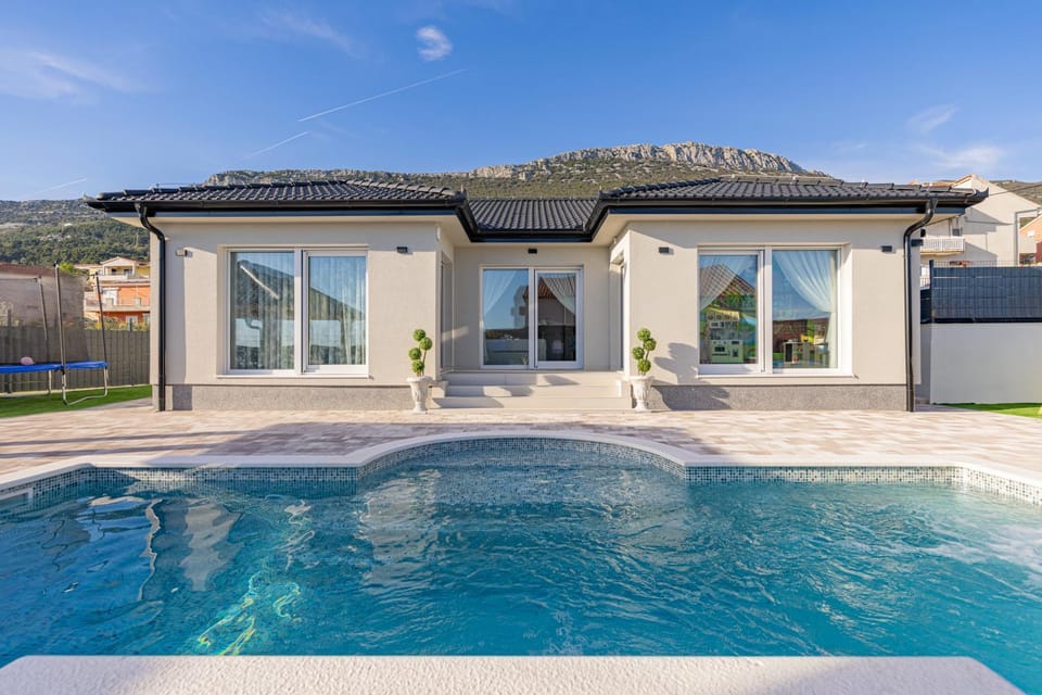 Property building, Patio, Day, Mountain view, Pool view, Swimming pool, sunbed