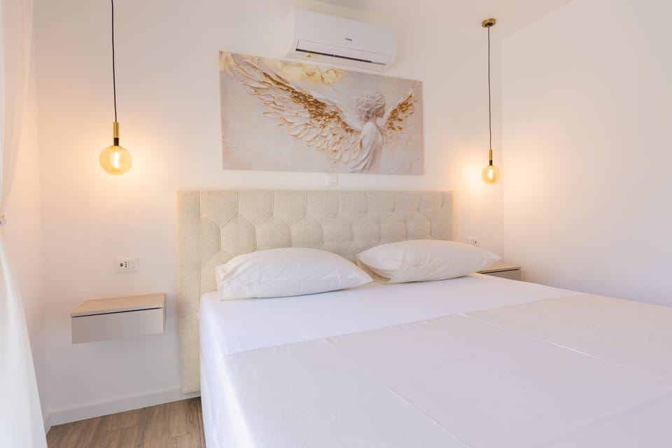 Bed, Photo of the whole room, Bedroom, air conditioner