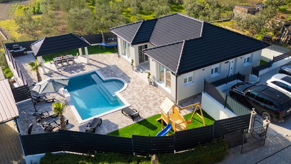 Property building, Patio, Day, Bird's eye view, Garden, Evening entertainment, Garden view, Pool view, Swimming pool, Parking, sunbed