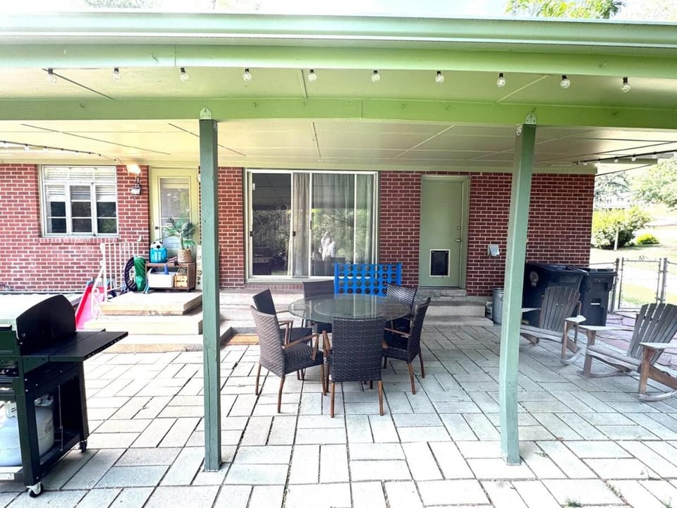 Retro family & pet friendly home with large backyard near Cheyenne Mt Zoo & Broadmoor Hotel House in Colorado Springs