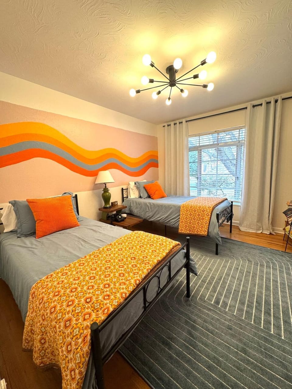 Retro family & pet friendly home with large backyard near Cheyenne Mt Zoo & Broadmoor Hotel House in Colorado Springs