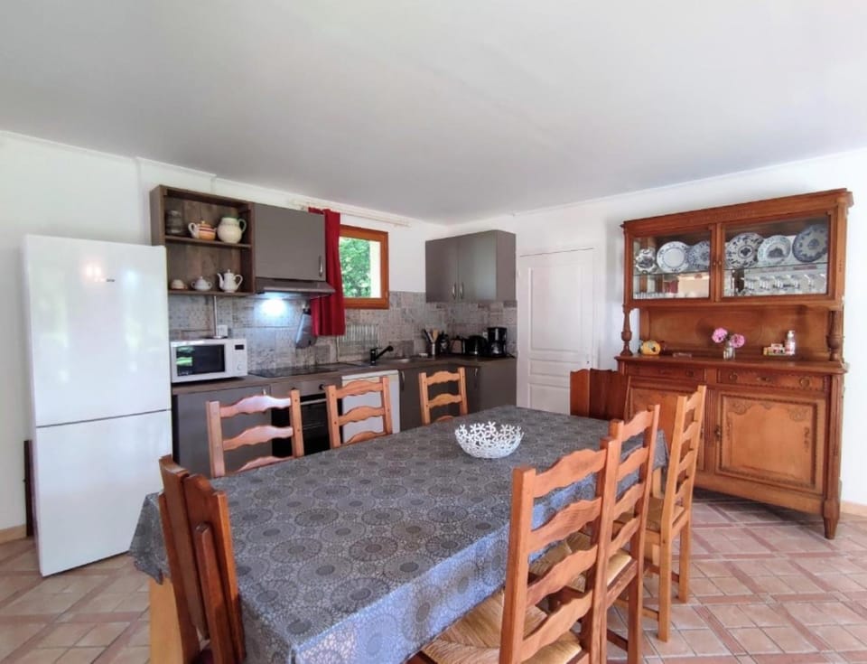 Property building, Kitchen or kitchenette, Living room