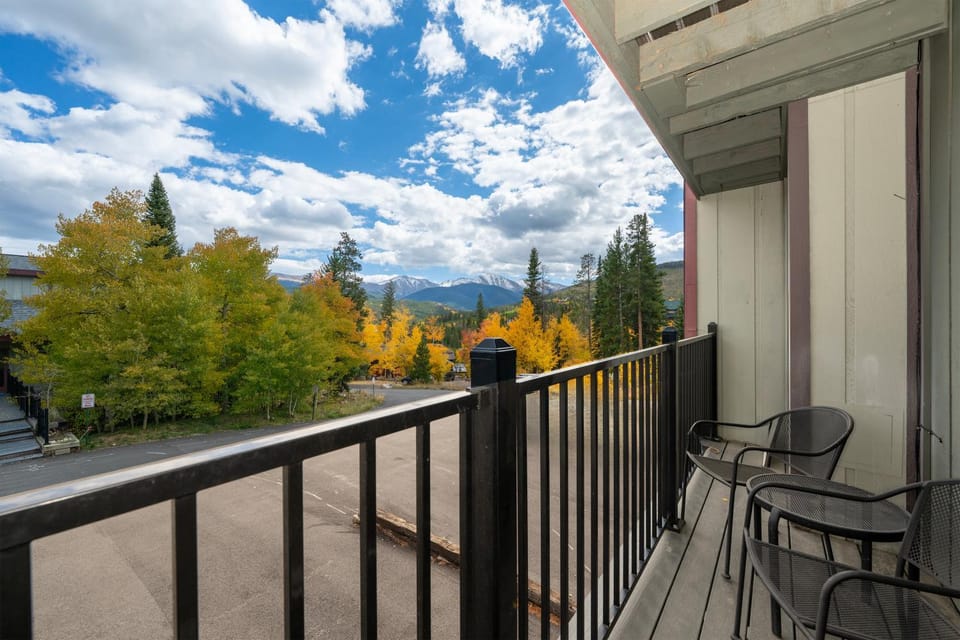 Day, Balcony/Terrace, Seating area, Autumn, Mountain view, furniture