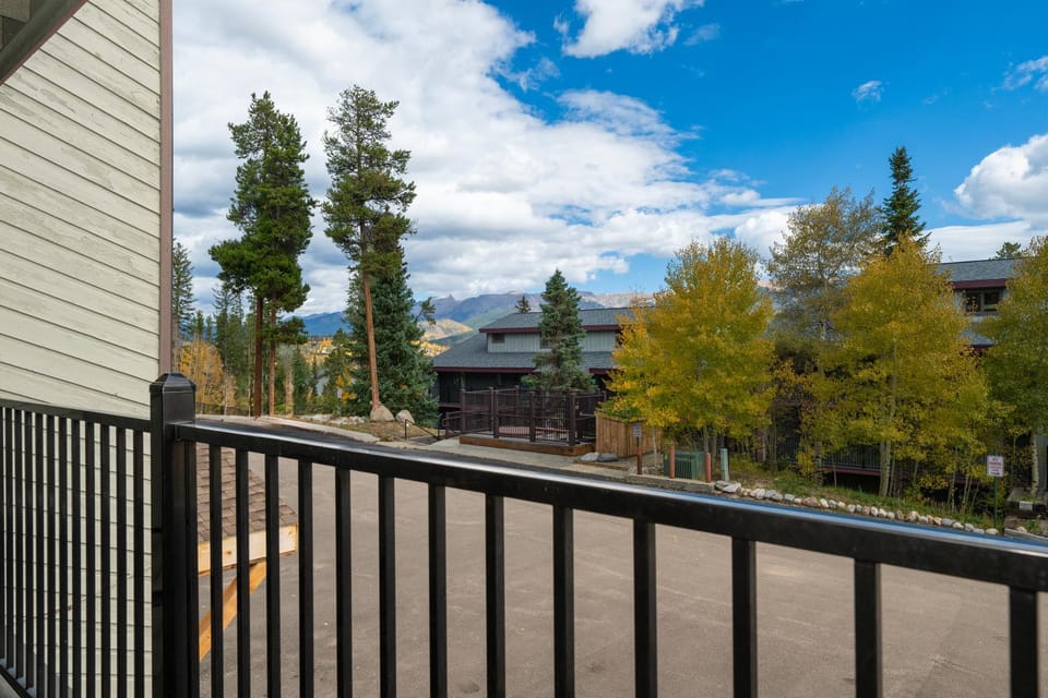 Day, Neighbourhood, Natural landscape, Balcony/Terrace, Autumn, Mountain view