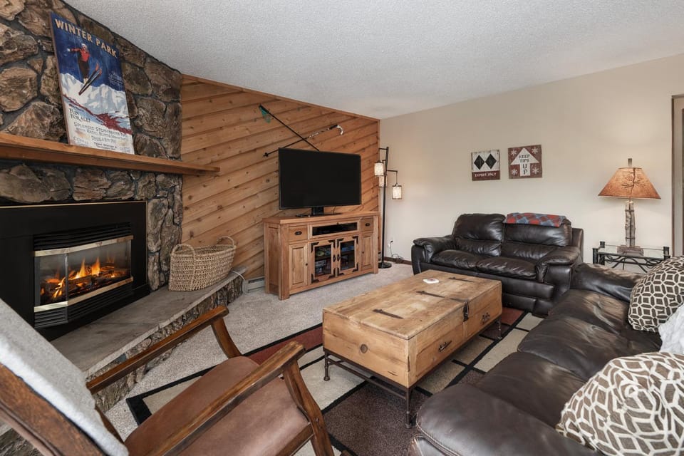 TV and multimedia, Living room, fireplace, furniture