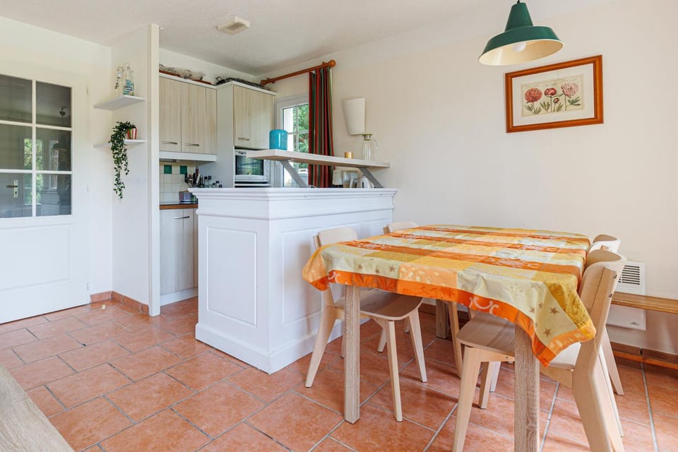 Property building, Kitchen or kitchenette, Living room