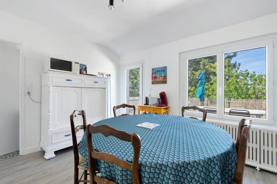 Property building, Living room, Bedroom