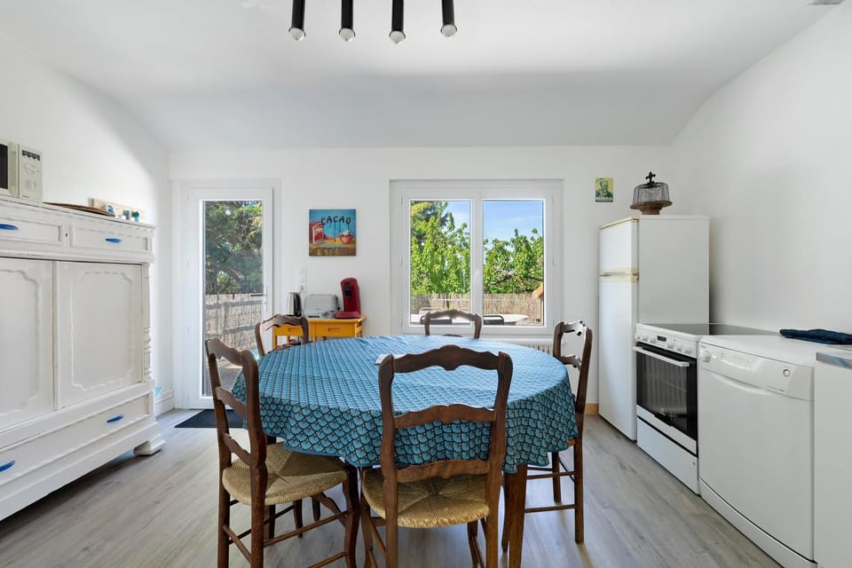 Property building, Kitchen or kitchenette, Living room