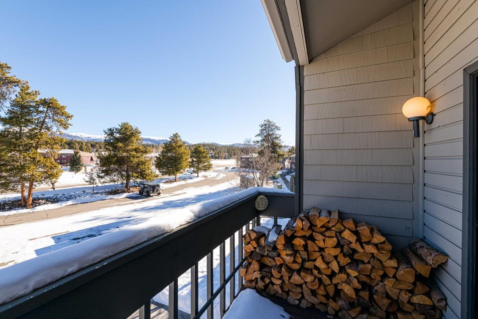 Property building, Day, Winter, Balcony/Terrace, Mountain view