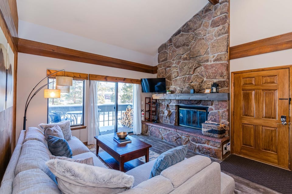Day, Living room, fireplace, furniture