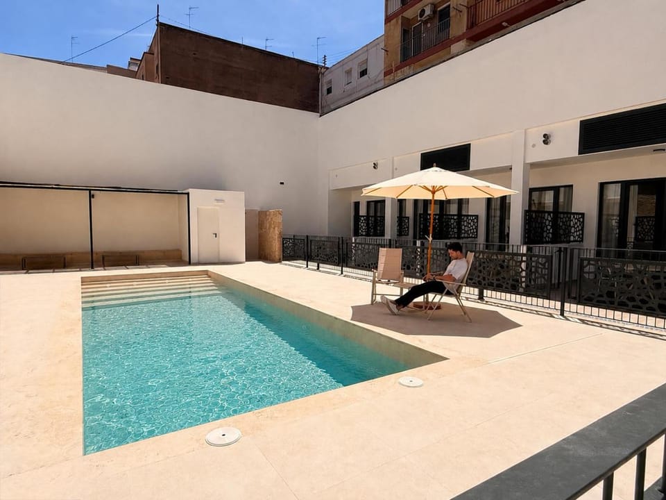 Day, Swimming pool