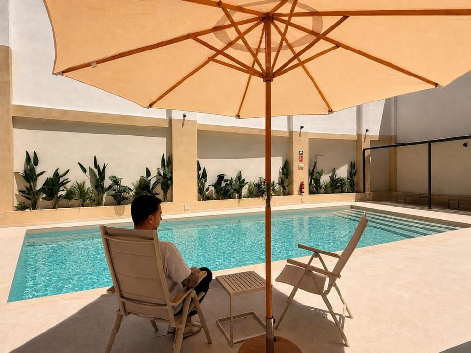 Day, Swimming pool