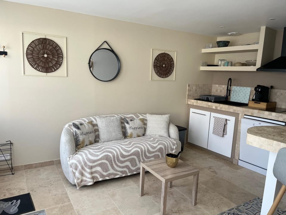Kitchen or kitchenette, Living room