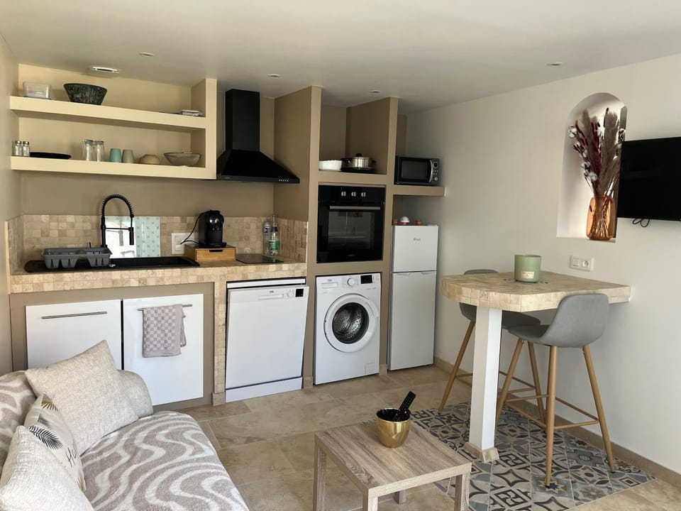 Dining area, dishwasher, oven, stove, toaster, washing machine