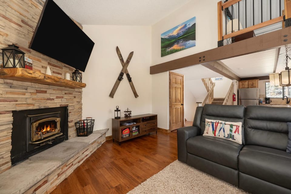 TV and multimedia, Living room, fireplace, furniture