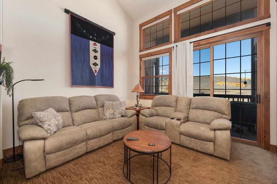 Living room, Mountain view, furniture