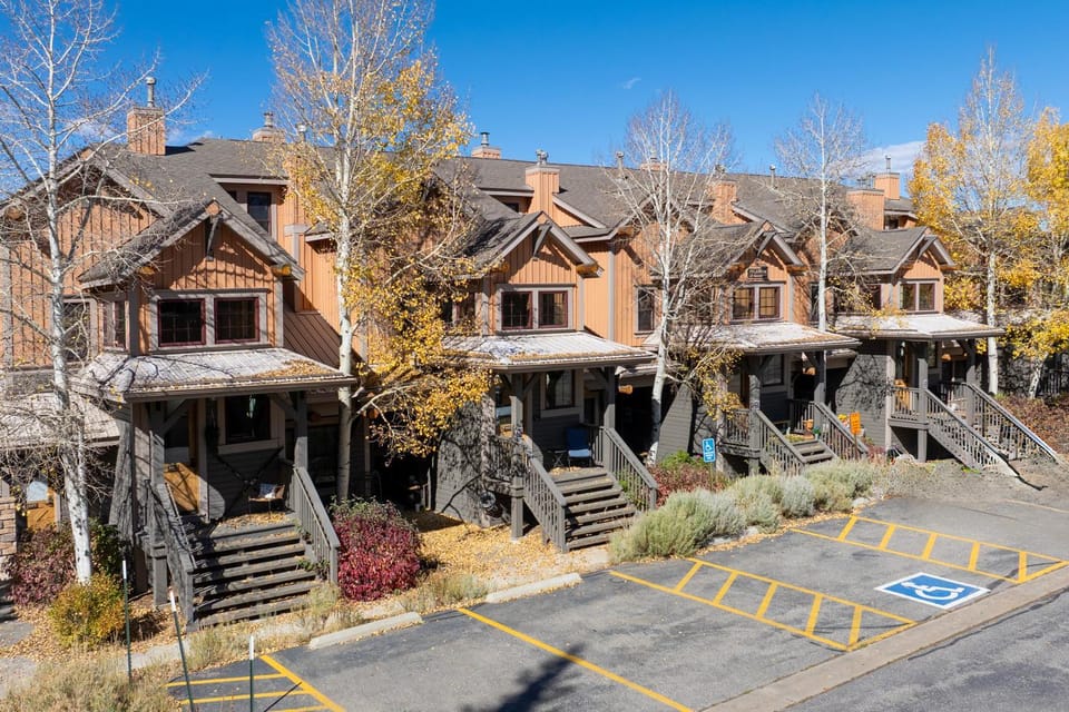 Property building, Autumn, Parking