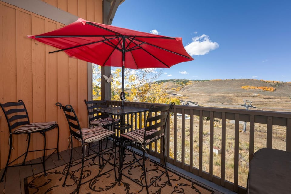 Natural landscape, View (from property/room), Balcony/Terrace, Seating area, Mountain view, furniture