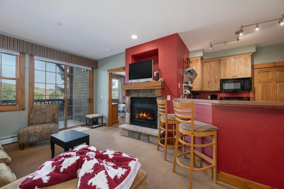 TV and multimedia, Balcony/Terrace, Kitchen or kitchenette, Living room, Seating area, Dining area, fireplace, furniture