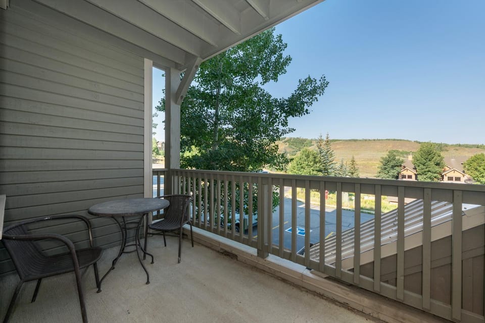 Natural landscape, Balcony/Terrace, Seating area, Mountain view